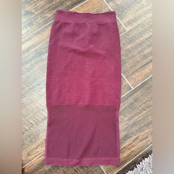 Bcbg Generation Women M/l Bordeaux Pull On Fitted Tube Skirt sz XS/S - Picture 1 of 2